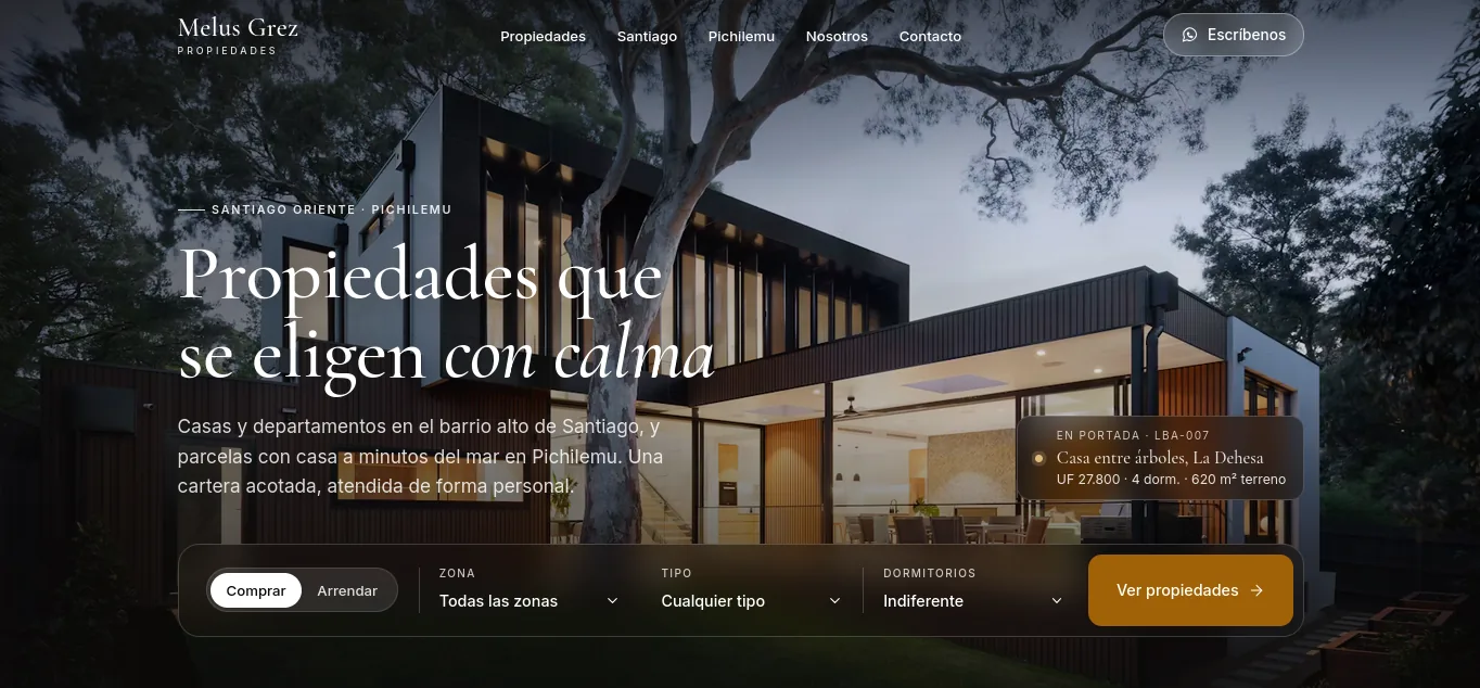 Melus Grez Propiedades: the delivered homepage. A dark architectural cover carrying the wordmark and navigation, the headline Propiedades que se eligen con calma, a featured-property card for LBA-007 at UF 27,800 with four bedrooms on a 620 square metre plot, and a search bar offering buy or rent, zone, type and bedrooms.
